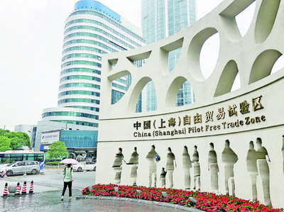 以浦东十分之一面积创造七成多生产总值