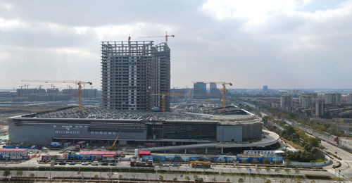 上海自贸区临港新片区新春建设忙，推动贸易高质量发展